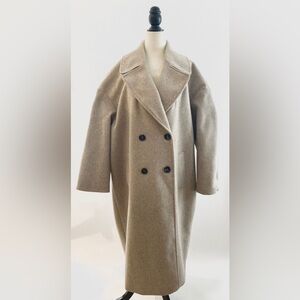 Oversized beige coat - Zara.